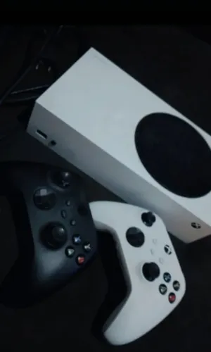 X box series S, muito bem conservado, acompanha 2 controles e cabos