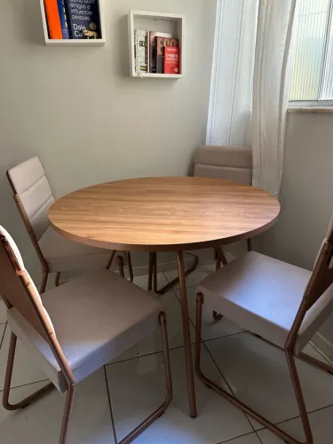 Vendo mesa com 4 cadeiras redonda
