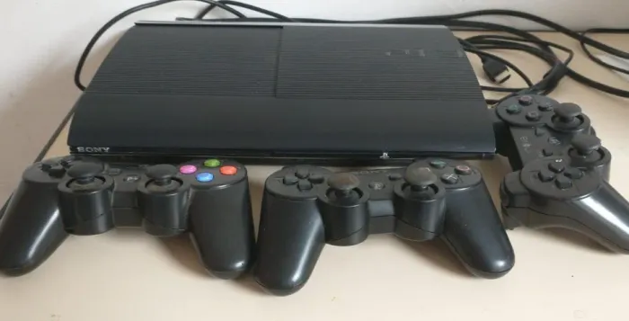 Ps3 Super Slim 250GB Com 3 Controles