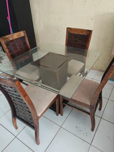 Mesa madeira maciça com tampo de vidro + 4 cadeiras 