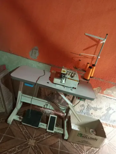 Máquina de costura overclock