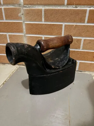 Antigo engomador (ferro de passar) Chaminé a carvão 