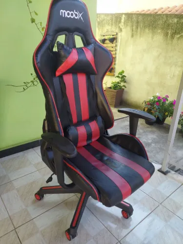 Cadeira gamer da marca BRX Obs:Com defeito para tirar peças ou arrumar