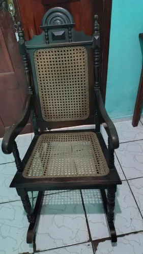 Cadeira de balanço de madeira estilo colonial 
