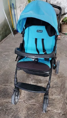 Carrinho de bebê Burigotto reclinável e alça reversível.