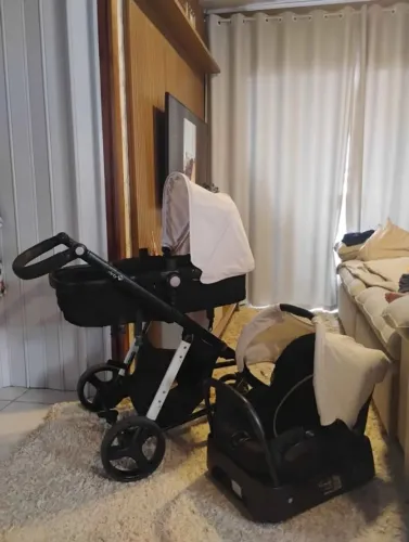 Carrinho de bebe com bebê conforto e base para carro