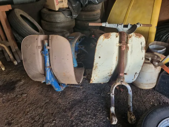 Duas Lambrettas desmontadas mais lote de peças