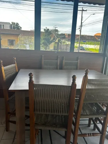 Mesa Com 06 cadeiras de madeira 