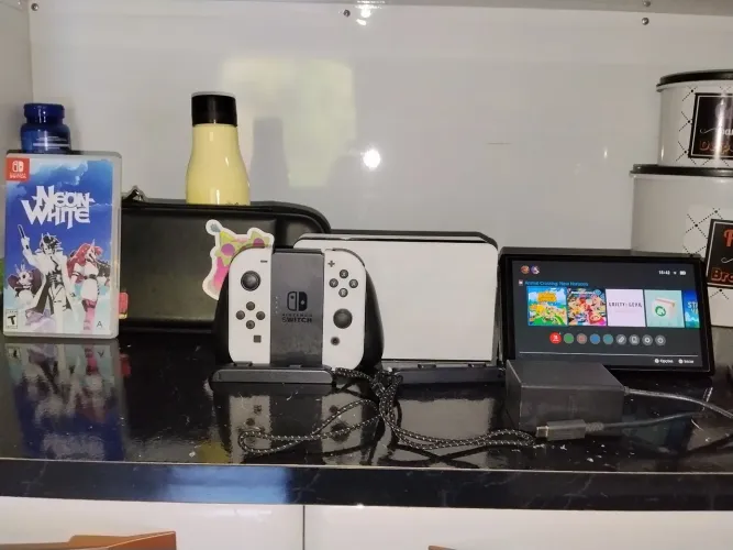 NINTENDO SWITCH OLED COMPLETO + JOGO NEON WHITE MÍDIA