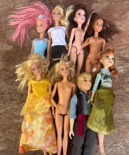 7 bonecas + 1 boneco tipo Barbie
