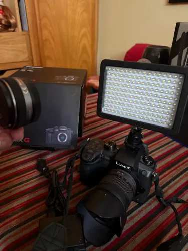 Câmera Lumix Panasonic GH5 com lente e acessórios