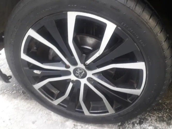 Vendo jogo de rodas 17 esportivas valor 1800 montadas *