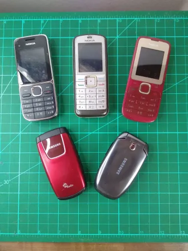 Antigos celulares Samsung e Nokia 