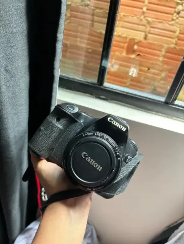 VENDE-SE CAMERA FOTOGRAFICA CANON 60D 2100$