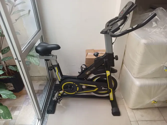 Bicicleta Spinning Com Roda De Inércia De 13Kg Wct Fitness Cor Preto