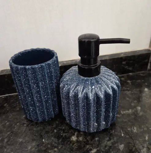 Kit de banheiro,  saboneteira e pote.