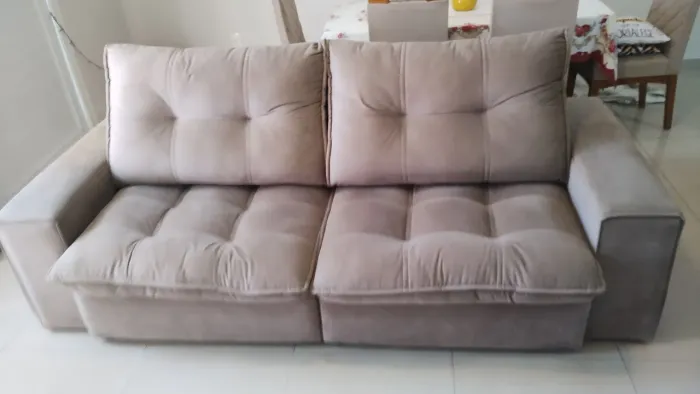 Sofá retrátil muito lindo 