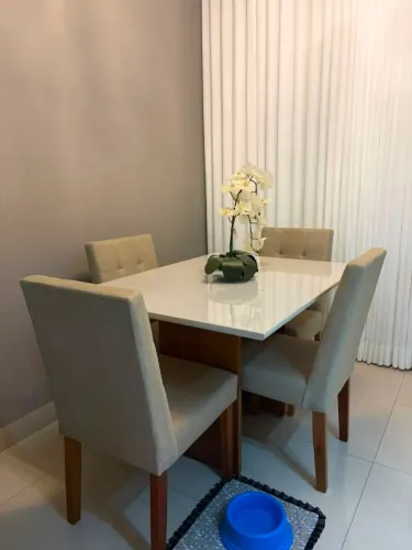 Vende-se jogo de mesa.
