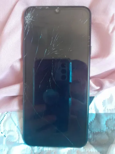Celular LG K40S pouco usado com a tela trincada