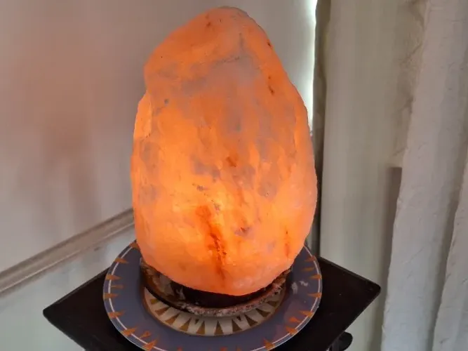 Pedra de sal do Himalaia com luz mede 26cm alturax15cm diâmatro decorativa
