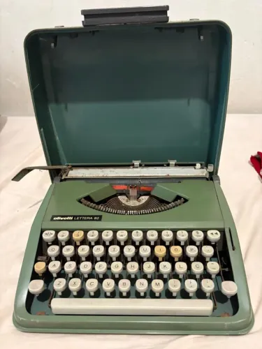 Máquina de Escrever Portátil Olivetti Lettera 82 (Verde)