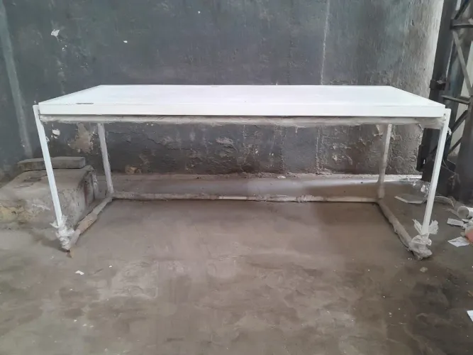 Mesa de Escritório Branca em Madeira e Tudos de Metal. Recenemos cartão crédito.