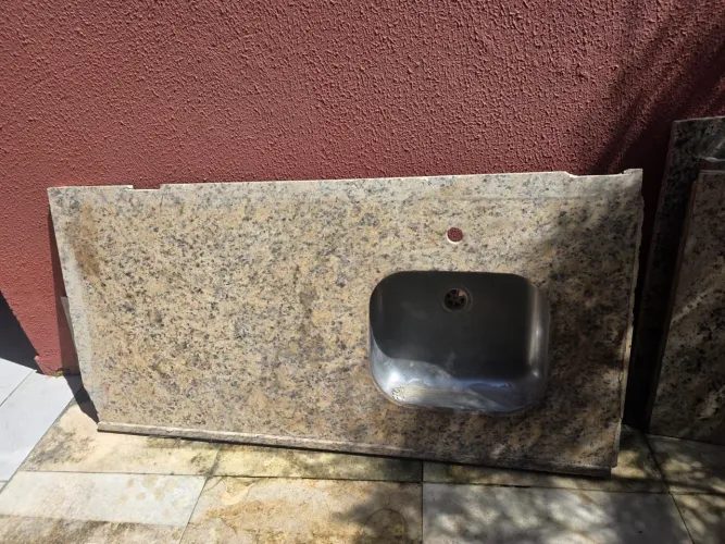 Pia de Marmore Amarelo Brasil 1,10x0,60 m + Pedras roda banca
