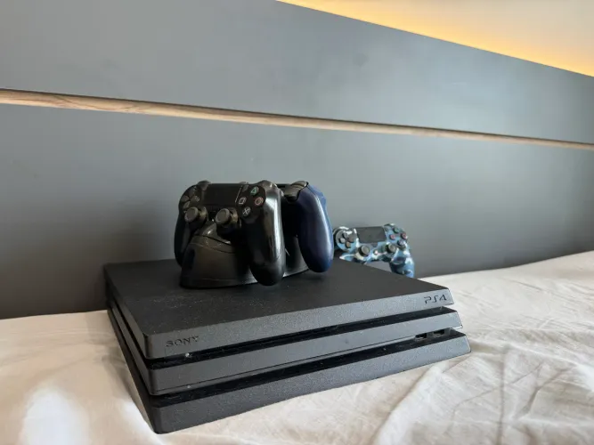 Ps4 pro 1tb 3 controles e base de carregamento