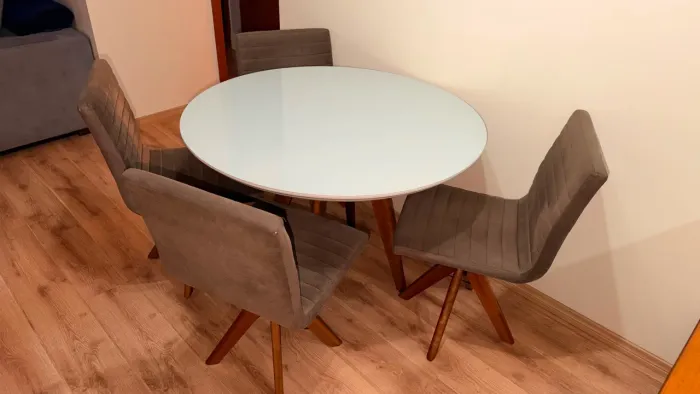 conjunto de mesa de jantar com 4 (giratórias) cadeiras, em ótimo estado de conservação.