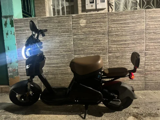 Scotter elétrica  bateria 1000w duração da carga da bateria 50 km  velocidade 55 km/hr 