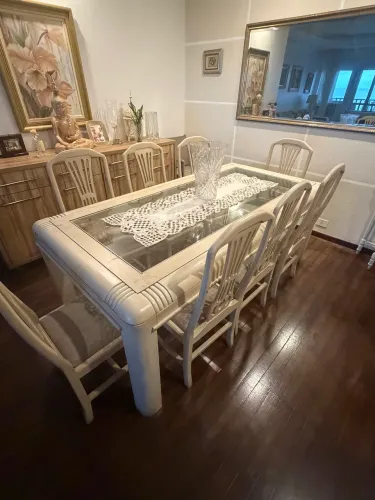 Mesa retangular grande de madeira maciça e tampão de vidro. 8 lugares 