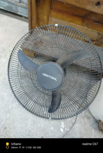 Ventilador industrial parece sem suporte desapego funcionando perfeitamente