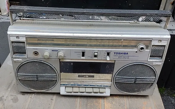 Boombox Toshiba RT-110 para restauração