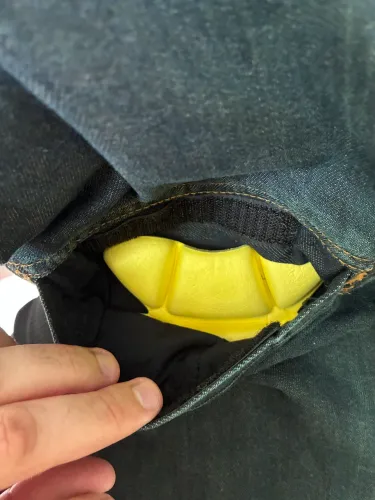 Calça para moto com proteções no joelho e quadril