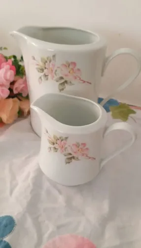 Vendo duas a jarra e uma cremeira.em porcelana.