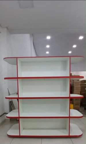 Armário com prateleiras e rodinhas