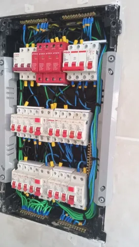 Eletricista residencial e faço também outros serviços 