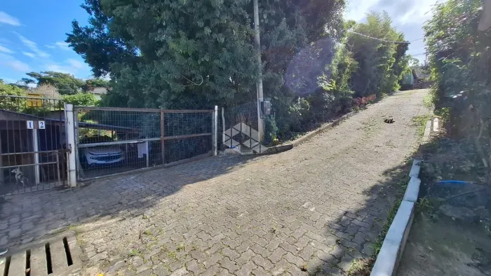 Terreno com casa de madeira de 1 dormitório, ao lado do jardim Botânico, Puc