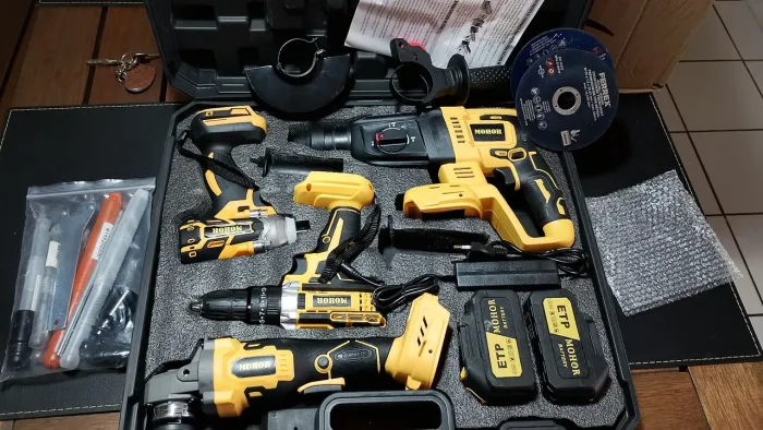 Kit de 4 ferramentas com baterias,Esmerilhadeira,parafusadeira e furadeira martelete .