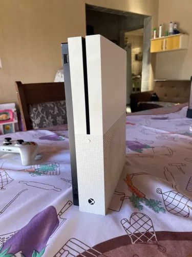 Vendo X-Box One S 500g um controle bem conservado