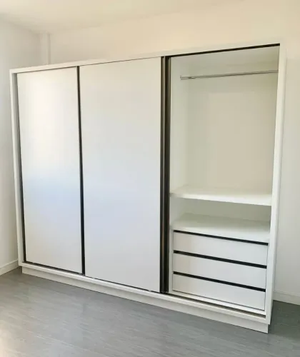 Guarda Roupas Com Três Portas De Correr A 2.00 M X L 2.10 M