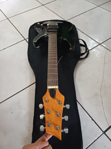 Guitarra super strato 