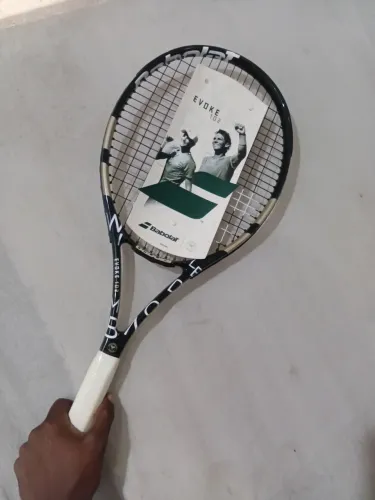 Babolat Evo 102 no plástico, 270g, ideal pra quem procura uma raquete confortável 