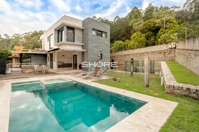 Casa de Alto Padrão no Cacupé com 3 Suítes e Vista Mar