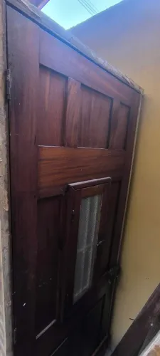 Porta de madeira quase centenária