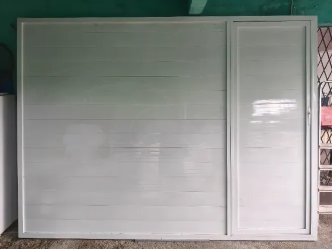 Portão de garagem com portão social embutido 