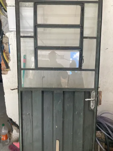 Vende-se porta de aço usada bom estado de conservação 