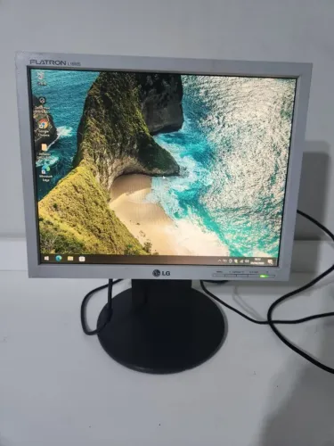 Monitor LG 15' VGA Resolução 1280x76860Hz