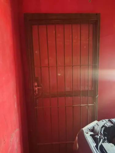 Porta de segurança reforçada com grade e vidros