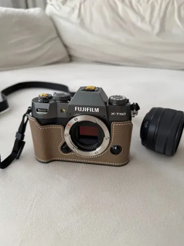 Fujifilm X-T50 + Lente 15-45mm + Kit Couro + Bateria e Carregador Extras - Estado de Nova